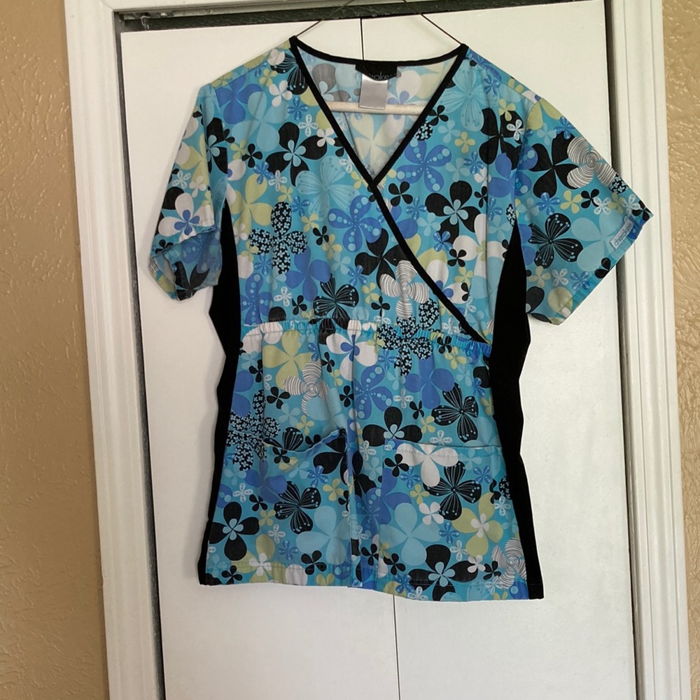 Cherokee women’s medium scrub top, blue and black fun floral print